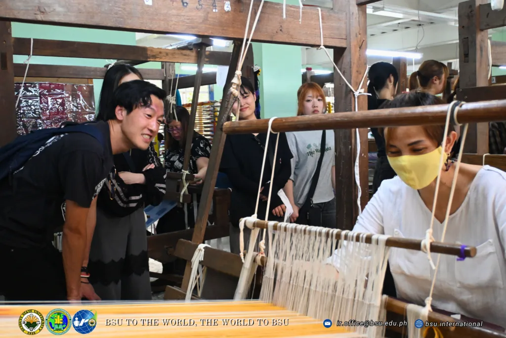 42 Tottori University Delegates Explore Local Industry and Cordilleran Craftsmanship